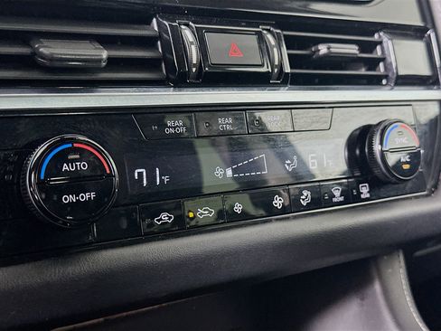Used 2022 Nissan Pathfinder SV w/ SV Black Package FWD image 23
