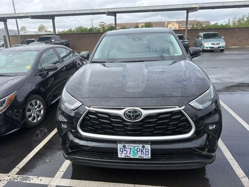 Used 2023 Toyota Highlander LE image 2