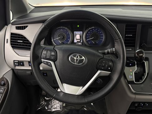 Used 2017 Toyota Sienna XLE image 25