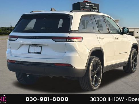 Used 2023 Jeep Grand Cherokee Altitude RWD image 3