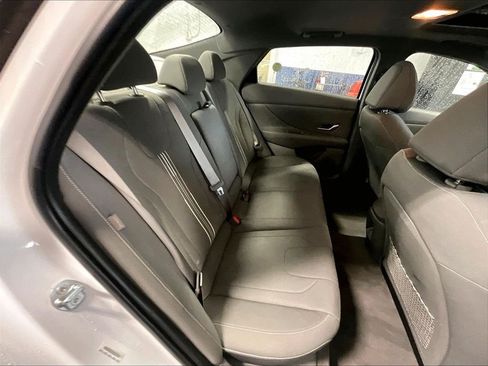 Certified 2025 Hyundai Elantra SEL FWD image 16