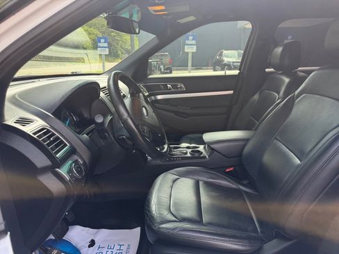 Used 2017 Ford Explorer XLT w/ Equipment Group 202A FWD image 34