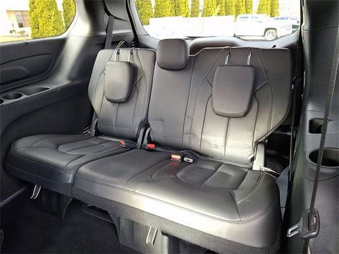 Used 2020 Chrysler Pacifica Touring-L image 11
