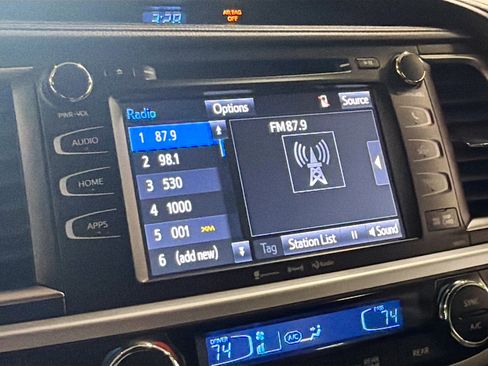Used 2017 Toyota Highlander XLE AWD/4WD image 21