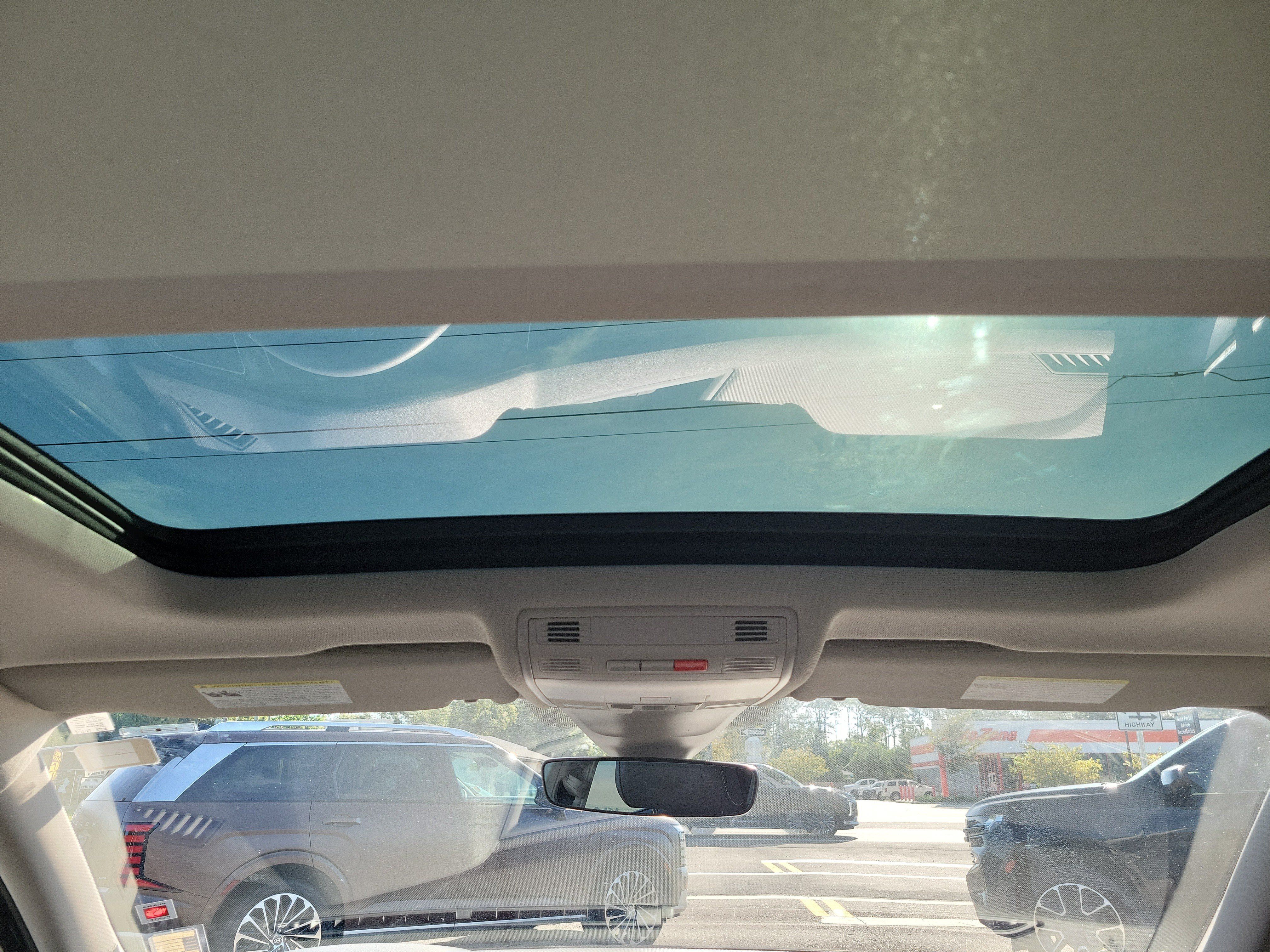 Used 2023 Volkswagen Tiguan SE w/ Panoramic Sunroof Package FWD image 19