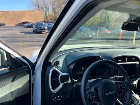 Used 2025 Kia Soul LX w/ LX Technology Package image 32