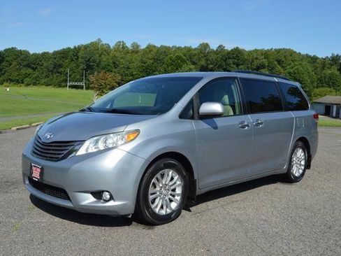 Used 2011 Toyota Sienna XLE w/ XLE Navigation Pkg FWD image 2
