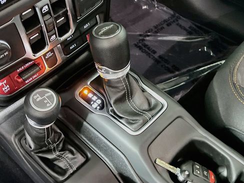 Used 2025 Jeep Gladiator Mojave w/ Convenience Group AWD/4WD image 15
