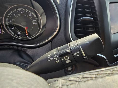 Used 2019 Jeep Cherokee Latitude Plus AWD/4WD image 18