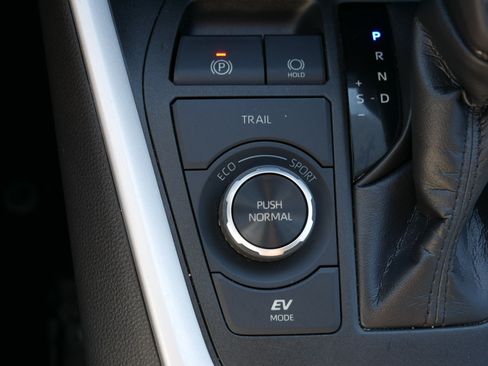 Used 2021 Toyota RAV4 LE AWD/4WD image 28