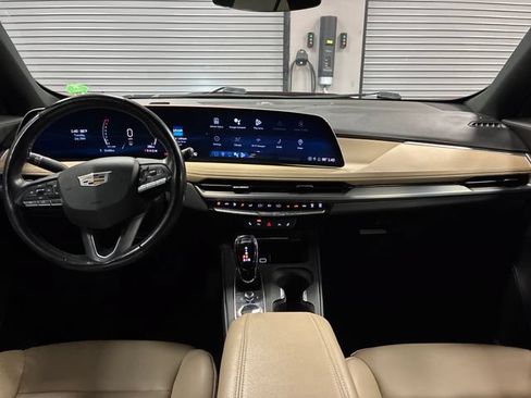 Used 2024 Cadillac XT4 Luxury w/ Cold Weather Package FWD image 12