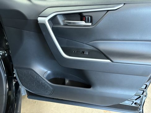 Used 2025 Toyota RAV4 XLE FWD image 37