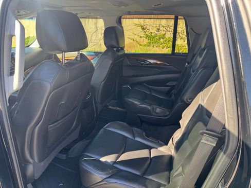 Used 2018 Cadillac Escalade Luxury image 8