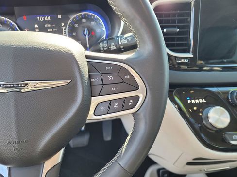 Used 2024 Chrysler Pacifica Touring-L image 22