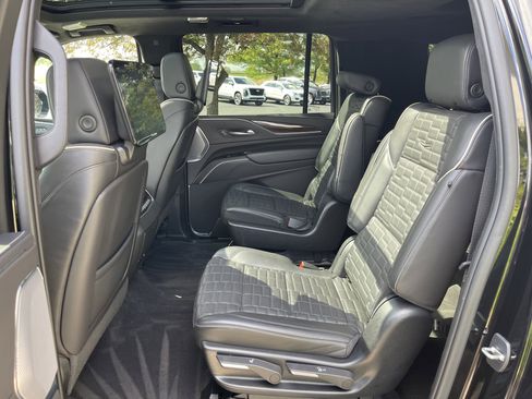 Used 2022 Cadillac Escalade ESV Premium Luxury Platinum AWD/4WD image 22