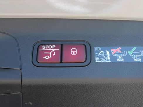 Used 2025 Mercedes-Benz GLS 580 4MATIC image 8