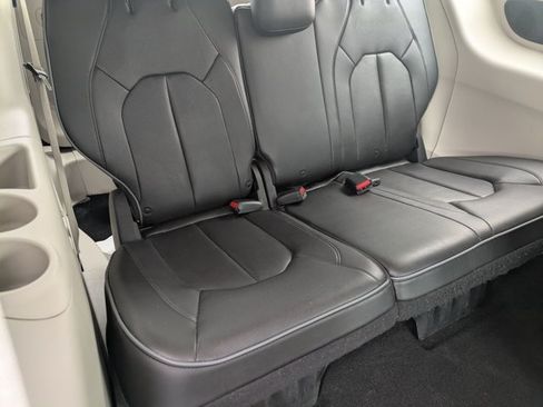Used 2020 Chrysler Pacifica Limited FWD image 21