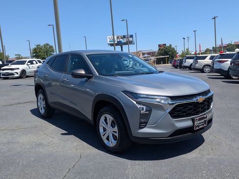 Used 2024 Chevrolet Trax LS w/ Driver Confidence Package FWD image 3