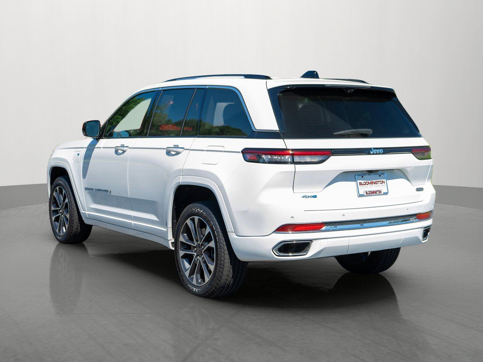 Used 2022 Jeep Grand Cherokee Overland w/ Luxury Tech Group IV AWD/4WD image 5