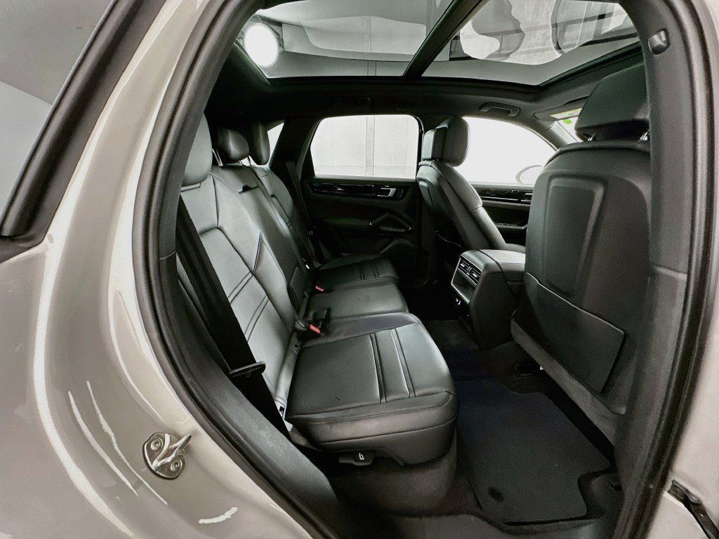 Used 2023 Porsche Cayenne AWD/4WD image 28