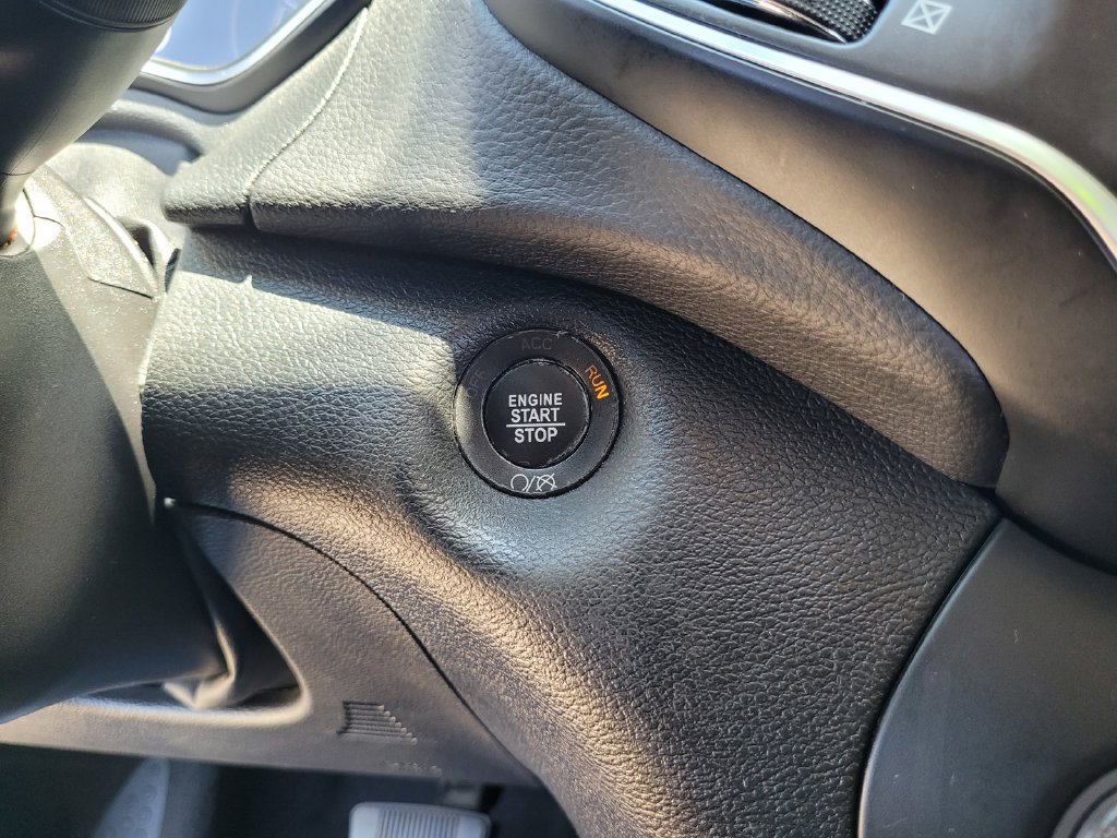 Used 2019 Jeep Cherokee Latitude Plus w/ Comfort/Convenience Group FWD image 24