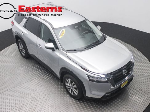 Used 2023 Nissan Pathfinder SL AWD/4WD image 3