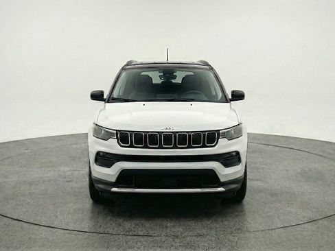 Used 2025 Jeep Compass Limited AWD/4WD image 2