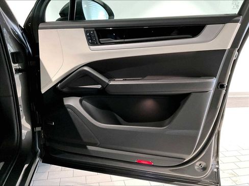 Used 2025 Porsche Cayenne image 27
