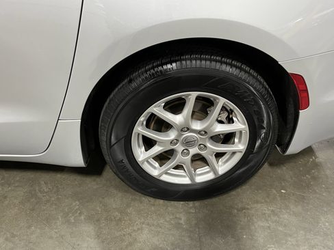 Used 2024 Chrysler Pacifica Touring-L image 25