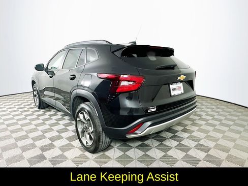 Used 2025 Chevrolet Trax LT w/ LT Convenience Package image 7