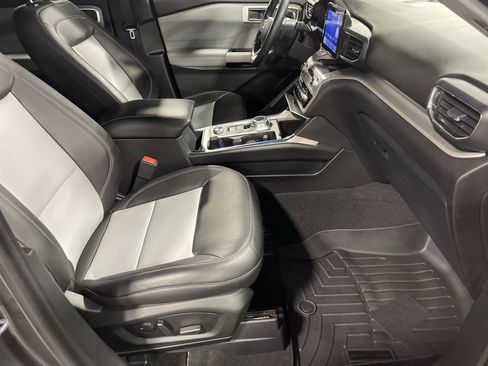 Used 2022 Ford Explorer XLT w/ Equipment Group 202A image 14