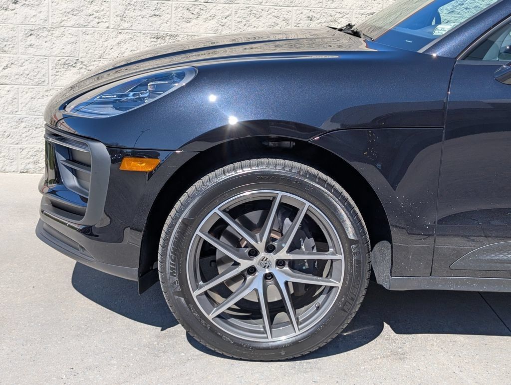 Certified 2025 Porsche Macan AWD/4WD image 29
