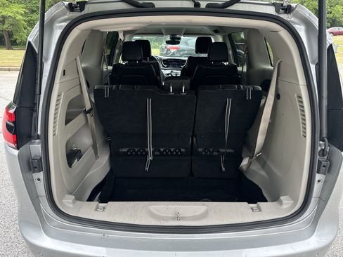Used 2023 Chrysler Pacifica Touring-L FWD image 17
