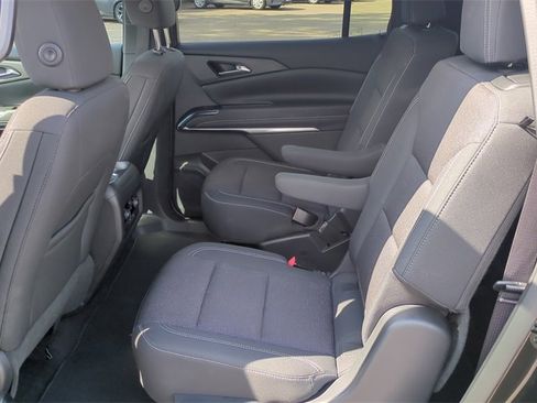 Used 2025 Chevrolet Traverse LT image 11
