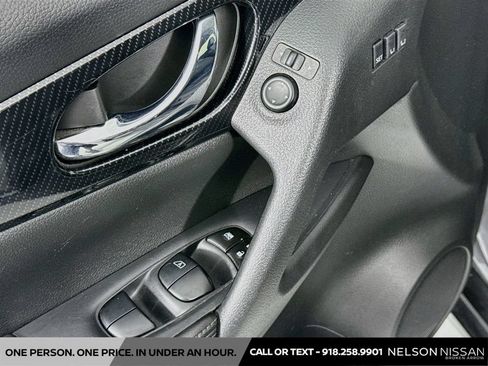 Used 2018 Nissan Rogue SL FWD image 18
