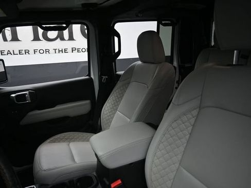 Used 2023 Jeep Gladiator Overland AWD/4WD image 16