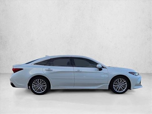 Used 2019 Toyota Avalon Limited image 4