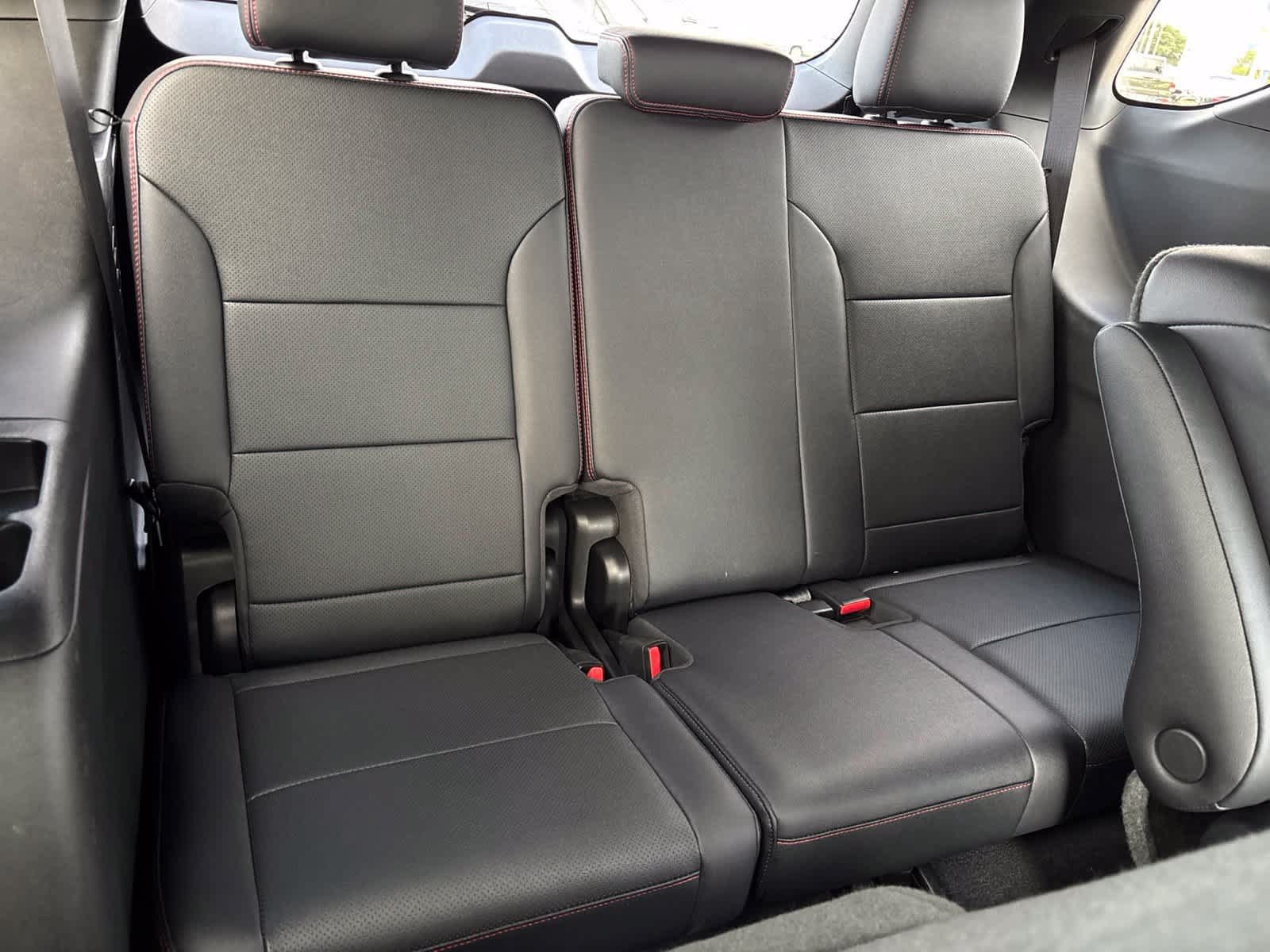 Used 2025 Chevrolet Traverse RS FWD image 17