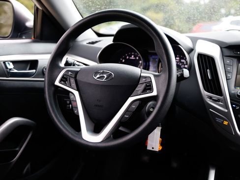 Used 2016 Hyundai Veloster image 27