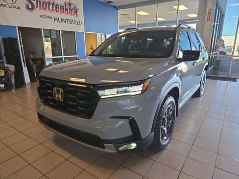 Used 2025 Honda Pilot TrailSport image 4