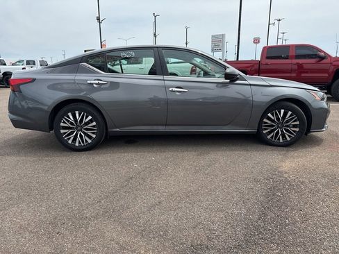 Used 2025 Nissan Altima 2.5 SV FWD image 9