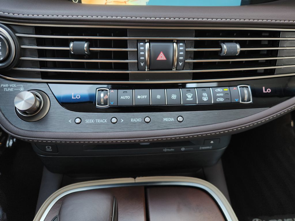 Used 2020 Lexus LS 500 w/ Accessory Package (Z2) RWD image 18