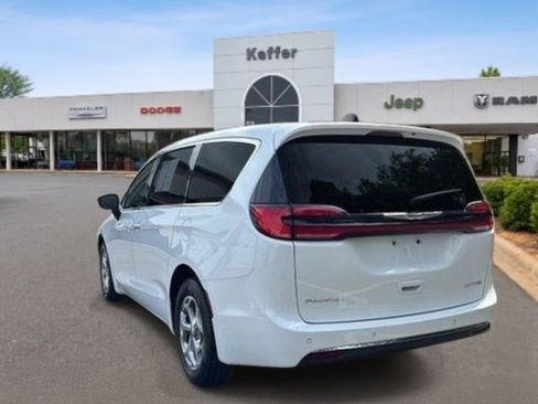 Used 2024 Chrysler Pacifica Limited FWD image 3