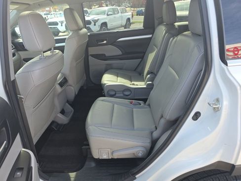 Used 2018 Toyota Highlander XLE image 13