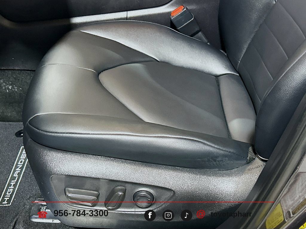 Used 2025 Toyota Highlander XLE FWD image 17