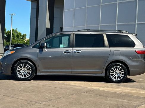 Certified 2018 Toyota Sienna XLE w/ XLE Navigation Package FWD image 7