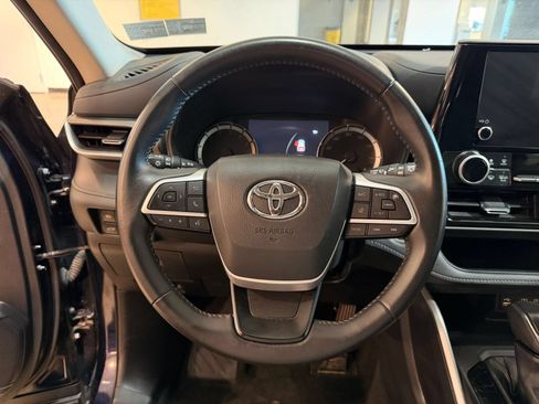 Used 2025 Toyota Highlander LE FWD image 24