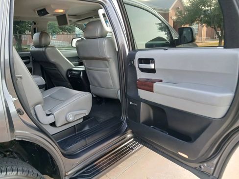 Used 2015 Toyota Sequoia Platinum image 25