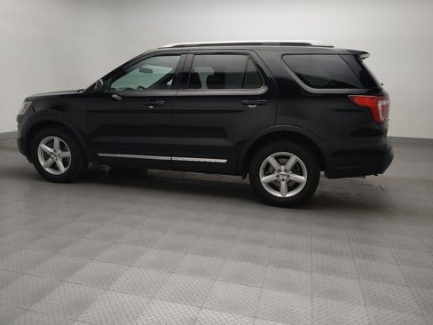 Used 2018 Ford Explorer XLT image 3