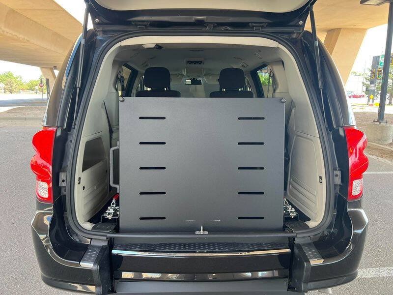 Used 2018 Dodge Grand Caravan SE w/ UConnect Hands-Free Group FWD image 48